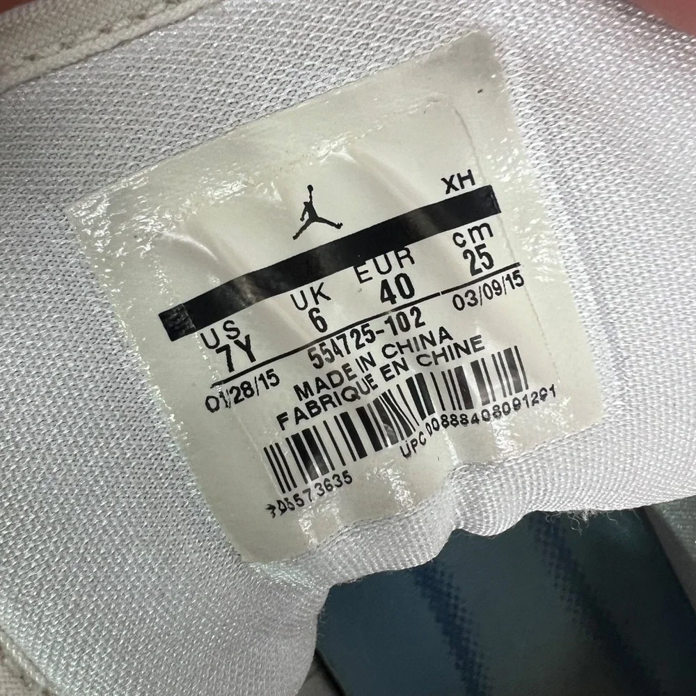 |•NIKE•| Pre-loved White High Tops Size 7Y